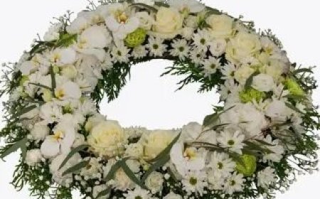 Wreath for Funeral vs. Bouquet: Differences