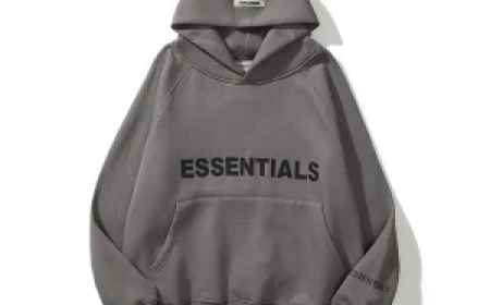 Heavyweight Essential Hoodie – Built for Cold Days